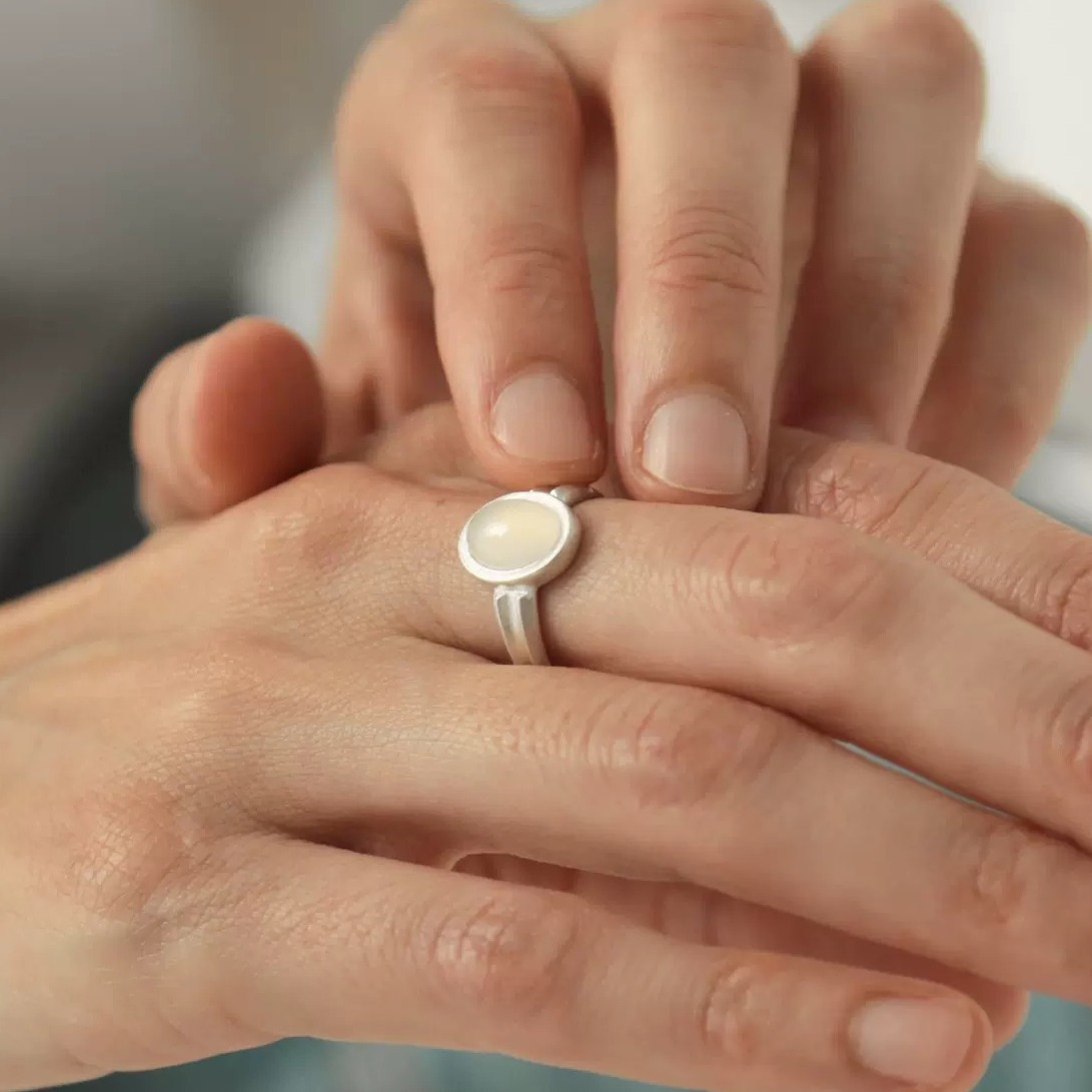Retro Double-Ridge White Agate Adjustable Ring — original source image